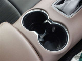 手に取りやすい位置に小物入れ兼カップホルダーを装備しています。