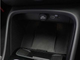 対応機種のスマートフォンを、トンネルコンソールの下のラバープレートに置いておくだけで充電可能。センターディスプレイの機能ビューを使用して、充電プレートのオンとオフを切り替えることができます。