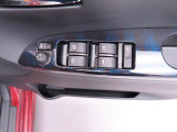 パワーウィンドウのスイッチです。運転席に居ながら助手席の窓を開け閉めできるので便利ですよ。 ロック機能も付いてるので子供がイタズラして窓を開けるという事もできなくできますよ。