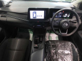 快適な運転席まわり♪視界の良い運転席で、ステアリングスイッチの他、各種スイッチが使いやすく配置されています☆