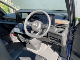ガラスエリアが広く見晴らしのいい運転席。疲れにくいシートと相まって、安全快適に日常をサポートしてくれます。