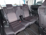 内装工程では、中古車を気持ちよくお乗りいただけるよう清掃しています。ニオイの元となるフロアカーペットまで洗浄・消臭済み?
