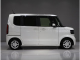 後ろは両側スライドドア(片側電動タイプ)のお車ですので、狭いスペースでも乗り降りしやすいです。