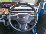 握りやすい形状で、運転中も自然な姿勢でハンドルを握れます。メーターや前方の視界を妨げにくい配置で、毎日の運転に馴染みやすい印象です。手元にまとまり、落ち着いて運転に集中しやすい室内です。