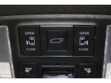 両側電動スライドドアはドアの直接操作以外にも運転席からのスイッチ操作やリモコン操作でも開閉が可能!狭い駐車場などでもドアの開閉が楽々・安心ですね!