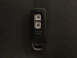 スマートキーを装備しています。鍵を差し込むことなくドアロックの開け閉めと、スタートボタン操作でのエンジンスタートができます。