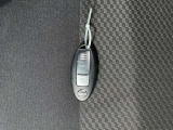 インテリジェントキーを身に着けていれば、ドアハンドルのボタンを押すだけでドアのロック、アンロックが行なえます。キーを差し込まないので両手が塞がっていても開閉が出来ます♪