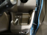 運転席ハンドル右横にはカップフォルダーが有り、運転中のドリンクも安全に楽しめます!