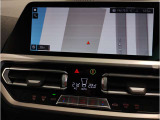 【ナビ純正】10.25インチワイドコントールディスプレイは、画面内に多数の情報を表示する事が可能です。センターコンソールiDriveコントローラー操作だけでなく、タッチパネルでの操作も可能となっております。