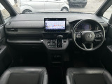 質感の高いインパネ周りと視界が良く運転し易いフロントビュー。