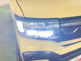 白く明るい光で夜間走行をサポートするLEDヘッドランプを搭載