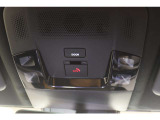 【緊急通報ボタン】緊急時にこのボタンを押すとヘルプデスクが車の停車している位置を割り出し、状況に応じ警察署や消防署へ緊急通報をします。