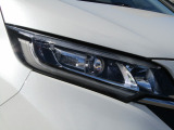 ■LEDヘッドライト■消費電力は少なく、しっかり明るいLEDヘッドライトです!電球タイプ、ハロゲンのライトよりも長く使えるのが特徴です。従来のオレンジ色に近い光ではなく白く明るく照らします
