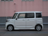 純正アルミで全体的にデザインがまとまっています。車も人も、オシャレはまずは足元からですね。