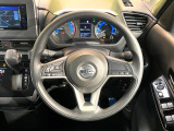 インテリアに合わせたデザインのステアリングは、運転される方のことも考え、運転しやすい形状、大きさです。是非一度、実際に触ってお確かめください。