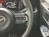 走行中の視線移動を少なくしたレイアウト。安心して運転に集中できるマツダ独自の運転環境となっています。