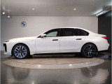 【拘りのFR】BMWが多く採用するFR車。ダイレクトでスポーティな加速感・シャープなハンドリングを実現。縦置きエンジンレイアウトにより、フラットで上質な乗り味です。