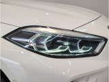 【LEDヘッドライト】先進のLEDテクノロジーを採用。放射される白色光の周波特性は太陽光に近く、バイキセノン・ヘッドライトを上回るコントラストで更に明るく輝きます!