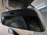 BMWではルームミラーの裏側にETCの車載器が内蔵されており、別途で車載器の購入必要なしで非常にスマート。皆様が驚かれるポイントのでもあります