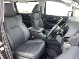 高いホールド性で運転姿勢が安定します。長距離ドライブでも疲れにくいのが魅力です。快適なドライビングライフをお送りください♪
