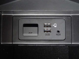 スマートフォン等の充電や連携に便利なUSB Type-Aポートを2基配置。さらに12Vアクセサリー電源も備えドライブ中の電源確保に重宝します。毎日の通勤から遠出まで活躍する、利便性の高い快適装備です。