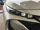 【LEDヘッドライト】 悪天候や夜間走行時も良好な視界を確保し、安心して運転できるLEDヘッドライトを装備!点灯速度が速く、消費電力も抑えられます。