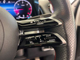 ステアリングボタンは、使いやすいデザインでございます。ステアリング付近のレバーや、ステアリングボタンで追従機能の操作も可能でございます。