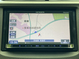 画面には現在地周辺の地図が表示され、道路や地名を確認しながら目的地までの移動をサポートします。画面下の操作部も見やすく、日常のお出かけに便利です。