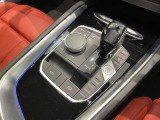 BMWの高性能オートマチックは、ATセレクトレバーを左側に倒すことで、通常の「D」から「S」(スポーツ)または「M」(マニュアル)へと切り替えが可能です。