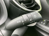 操作しやすい位置に配置されたウインカーレバー。直感的に操作でき、安全な車線変更をサポートします。オート機能も便利です。