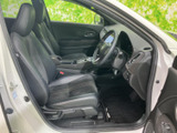 前席はシートに座った際に前方を見渡しやすく、運転席まわりも手の届きやすい配置です。黒を基調とした落ち着いた室内で、足元にもゆとりを感じられます。毎日の移動を快適に過ごせる空間です。
