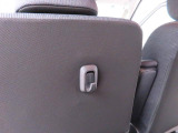 シートバック荷物フック。手荷物をサッとかけたり、車内の置き傘やボックスティッシュの吊るし収納としても便利にお使いいただけます。