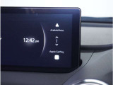 【スマートフォン連携】車内でスマートフォンと連携し、Apple CarPlayやAndroid Autoで通話、音楽、マップなどの様々な機能が利用可能です。