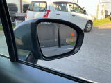 後側方から接近する車両を感知しオレンジ色に点灯して知らせてくれます。