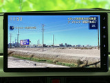 画面いっぱいに広がる映像で、車内でもテレビ番組を楽しめます。ニュースの内容も読み取りやすく表示され、移動中の同乗者の気分転換にも役立つ、身近なエンターテインメントです。