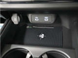 センターコンソールトレーはワイヤレス充電器(Qi(チー)規格)となっており、対応機種を置いておくだけで充電可能です。