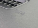 ◆助手席エアバッグ◆SRSエアバッグは、シートベルトだけでは防ぎきれない衝突時の衝撃から乗員を守るための安全装置。衝突時に瞬時に膨らみ、頭部や胸部がダッシュボードに直接衝突するのを防ぎます。