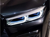 BMWの伝統の丸目4灯ヘッドライトでございます。LEDライトで視認性もよく明るく安全性の向上につながります。