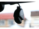 事故だけではなく煽り運転や犯罪の記録にも役立つリヤドライブレコーダーも装備で安心です