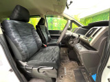 運転席まわりには十分なスペースがあり、大柄な方でもゆったり運転していただける環境です。