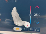 画面上で操作可能なフロントシートヒーター。3段階の温度調整に対応し、寒い日の乗り始めでも素早く身体を温めて快適なドライブをサポートします。