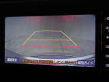 バックモニター付き。車両後方の映像をナビ画面に表示し、駐車などの後退操作をサポートします。