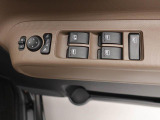 パワーウィンドウのスイッチです。 運転席に居ながら助手席の窓を開け閉めできるので便利ですよ。 ロック機能も付いてるので子供がイタズラして窓を開けるという事もできなくできますよ。