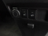シートの座面と背面を温める運転席/助手席シートヒーターを装備。体を冷やしたくない方にうれしい装備を揃え、冬の寒い日や寒冷地でのドライブを快適にします。
