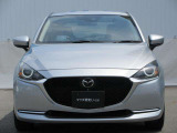 精悍な表情のMAZDA2のフロントマスク。夜間も遠くまで明るく照射するLEDヘッドライトを装備し、視界の確保はもちろん省電力性にも優れています。スタイリッシュなデザインと安心の走りを届けます。