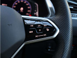 操作性に優れたステアリングスイッチを採用。運転中でもスムーズに各種機能へアクセスできます。