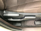 運転席シート座面は上下アジャスター付きです。お好みの位置に調整可能です。
