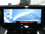 パノラミックビューモニターを装備。駐車場や交差点で周囲の安全確認をサポートします。