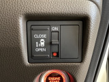 左側電動スライドドアは運転席からでも操作ができるように、ハンドル付近に開閉の操作スイッチが付いています。