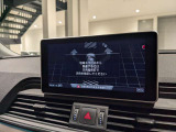 【パーキングアシスト】駐車可能なスペースを自動的に検知し、ドライバーに代わって駐車操作を行います。ドライバーは周囲の状況に注意をしながら指示を出すだけで、全ての駐車操作が自動的に完了します。